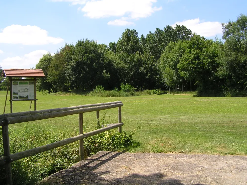 Picture of Tumulus and camp - Sous licence Creative Commons (https://creativecommons.org/licenses/by-sa/4.0/deed.fr) - Par Rosier - © Creative Commons (https://creativecommons.org/licenses/by-sa/4.0/deed.fr)