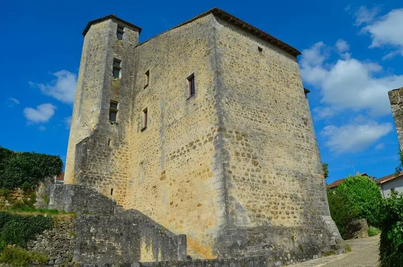 Foto von Altes Schloss - POP Plateforme Ouverte du Patrimoine / Base Mérimée - © Ministère de la Culture (France), Médiathèque du patrimoine et de la photographie, diffusion RMN-GP