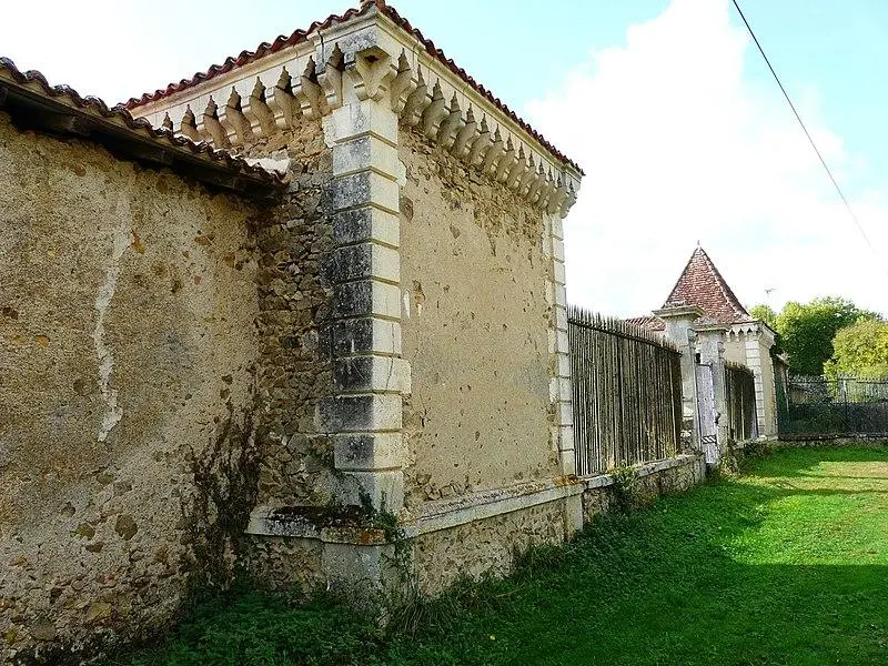 Foto von Menet Castle - Père Igor - © Creative Commons (https://creativecommons.org/licenses/by-sa/4.0/deed.fr)
