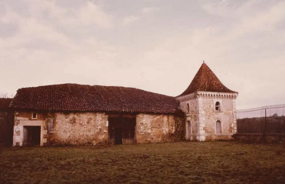 Foto von Menet Castle - POP Plateforme Ouverte du Patrimoine / Base Mérimée - © Ministère de la Culture (France), Médiathèque du patrimoine et de la photographie, tous droits réservés