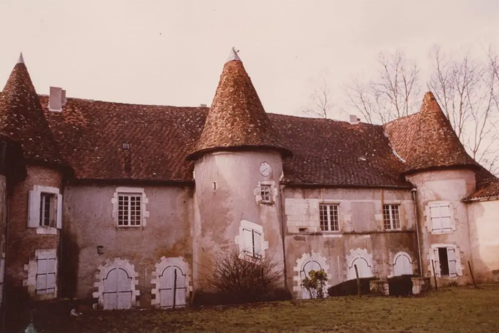Foto von Menet Castle - POP Plateforme Ouverte du Patrimoine / Base Mérimée - © Ministère de la Culture (France), Médiathèque du patrimoine et de la photographie, tous droits réservés
