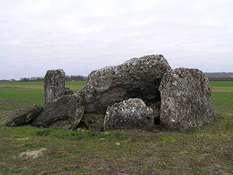 Picture of Dolmen says the raised stone - rosier - © Creative Commons (https://creativecommons.org/licenses/by-sa/4.0/deed.fr)