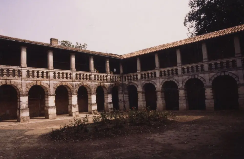 Foto di Chiostro - POP Plateforme Ouverte du Patrimoine / Base Mérimée - © Ministère de la Culture (France), Médiathèque du patrimoine et de la photographie, tous droits réservés
