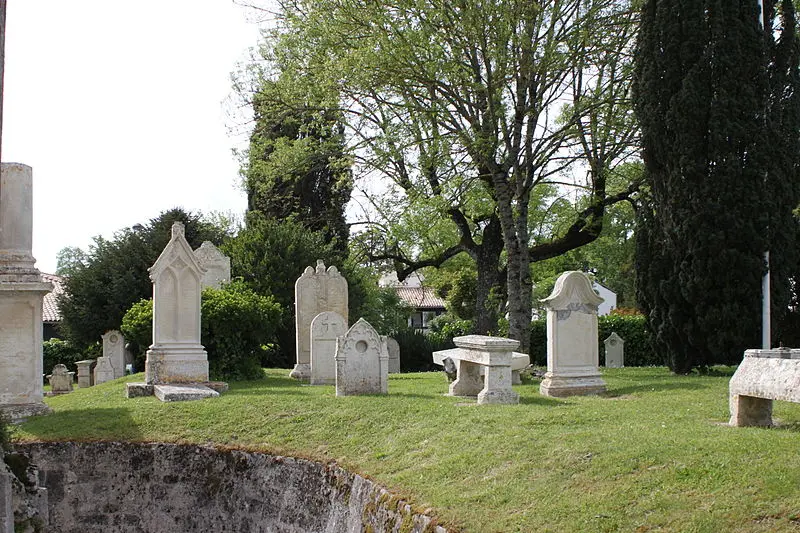 Picture of Graveyard - Llann Wé² - © Creative Commons (https://creativecommons.org/licenses/by-sa/4.0/deed.fr)