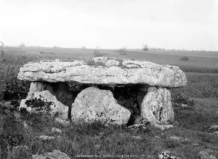 Picture of Laverré dolmen - Sous licence Creative Commons (https://creativecommons.org/licenses/by-sa/4.0/deed.fr) - Par Gzen92Bot - © Creative Commons (https://creativecommons.org/licenses/by-sa/4.0/deed.fr)