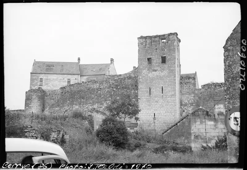 Picture of Berrie castle - POP Plateforme Ouverte du Patrimoine / Base Mérimée - © Ministère de la Culture (France), Médiathèque du patrimoine et de la photographie, diffusion RMN-GP