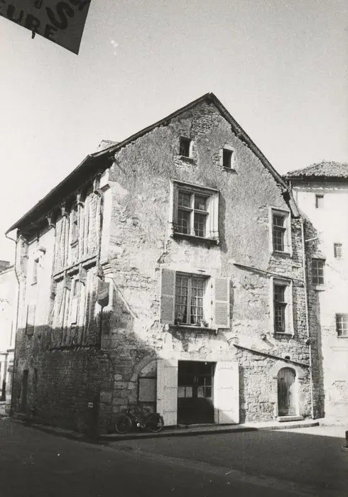 Picture of House in wooden sides near the halls - POP Plateforme Ouverte du Patrimoine / Base Mérimée - © Ministère de la Culture (France), Médiathèque du patrimoine et de la photographie, tous droits réservés