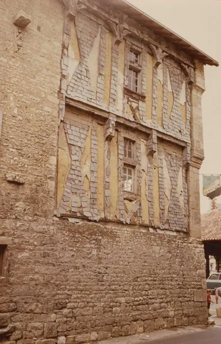 Foto de Casa en lados de madera cerca de los pasillos - POP Plateforme Ouverte du Patrimoine / Base Mérimée - © Ministère de la Culture (France), Médiathèque du patrimoine et de la photographie, tous droits réservés