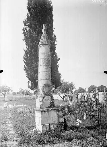 Foto de Cross de cementerio - POP Plateforme Ouverte du Patrimoine / Base Mérimée - © Ministère de la Culture (France), Médiathèque du patrimoine et de la photographie, diffusion RMN-GP