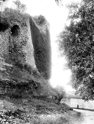 Picture of Ruins of the castle - POP Plateforme Ouverte du Patrimoine / Base Mérimée - © Ministère de la Culture (France), Médiathèque du patrimoine et de la photographie, diffusion RMN-GP