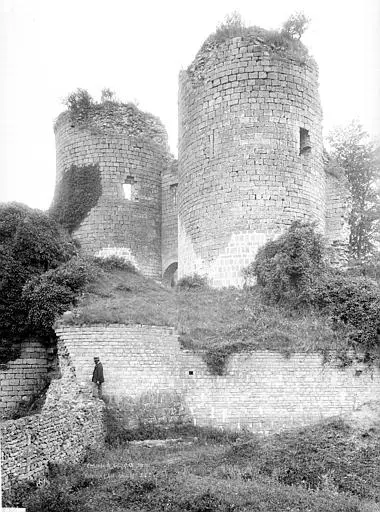 Picture of Ruins of the castle - POP Plateforme Ouverte du Patrimoine / Base Mérimée - © Ministère de la Culture (France), Médiathèque du patrimoine et de la photographie, diffusion RMN-GP