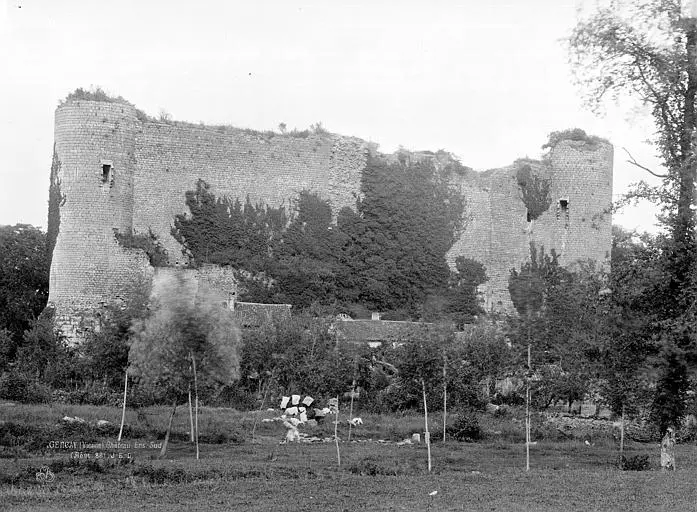 Picture of Ruins of the castle - POP Plateforme Ouverte du Patrimoine / Base Mérimée - © Ministère de la Culture (France), Médiathèque du patrimoine et de la photographie, diffusion RMN-GP