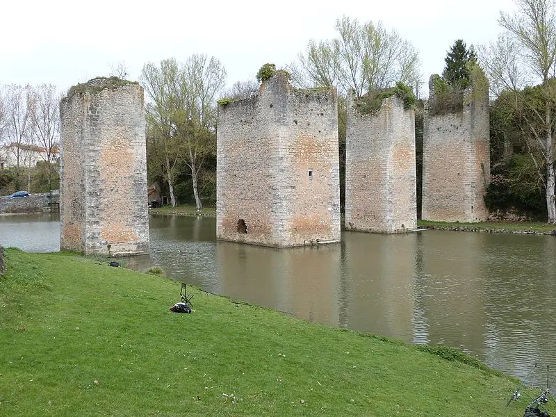 Picture of Castle (old) - Thérèse Gaigé - © Creative Commons (https://creativecommons.org/licenses/by-sa/4.0/deed.fr)