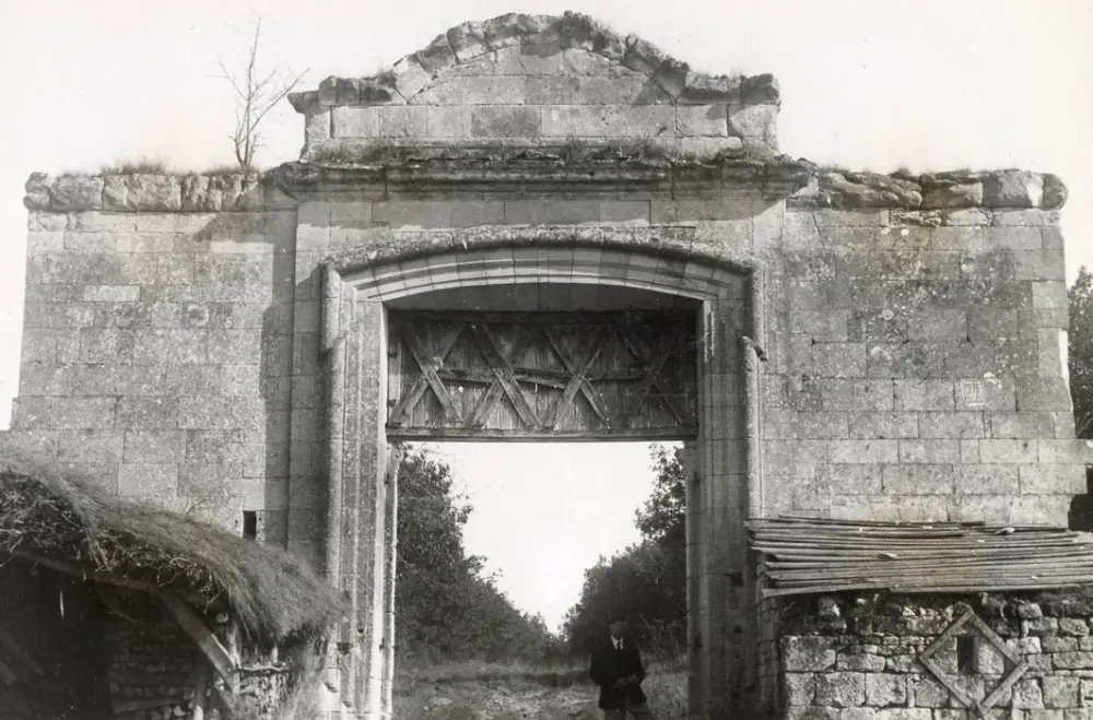 Foto di Château de la tour-de-signy - POP Plateforme Ouverte du Patrimoine / Base Mérimée - © Ministère de la Culture (France), Médiathèque du patrimoine et de la photographie, tous droits réservés