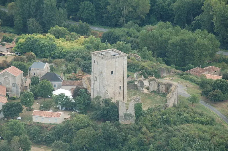 Picture of Castle and Notre-Dame church - Almer86 - © Creative Commons (https://creativecommons.org/licenses/by-sa/4.0/deed.fr)