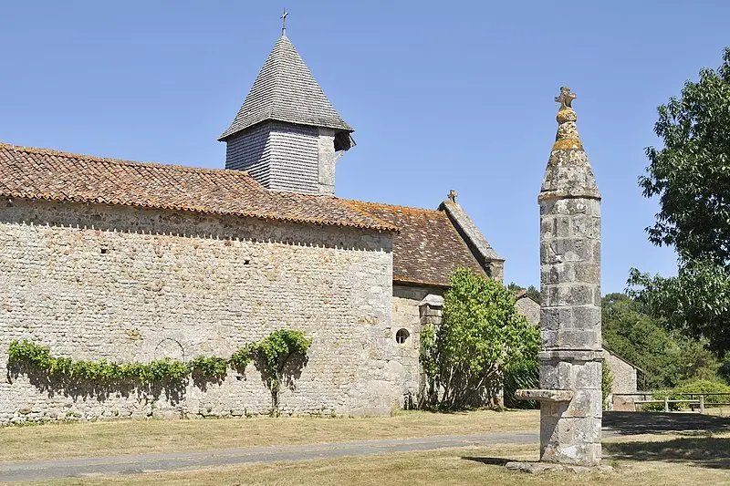 Foto de Linterna de muerte moussac - Isabelle Fortuné - © Creative Commons (https://creativecommons.org/licenses/by-sa/4.0/deed.fr)