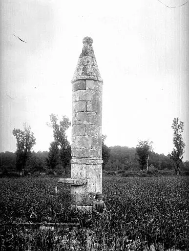 Foto de Linterna de muerte moussac - POP Plateforme Ouverte du Patrimoine / Base Mérimée - © Ministère de la Culture (France), Médiathèque du patrimoine et de la photographie, diffusion RMN-GP