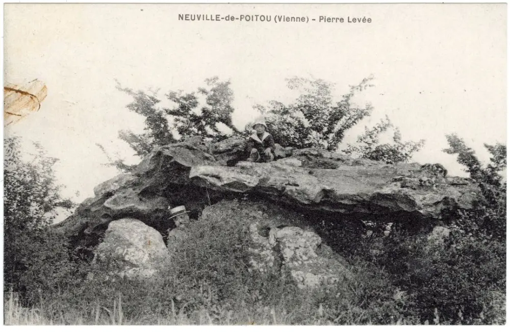 Foto di Dolmen dice il levy di pietra - POP Plateforme Ouverte du Patrimoine / Base Mérimée - © Ministère de la Culture (France), Médiathèque du patrimoine et de la photographie, Tous droits réservés