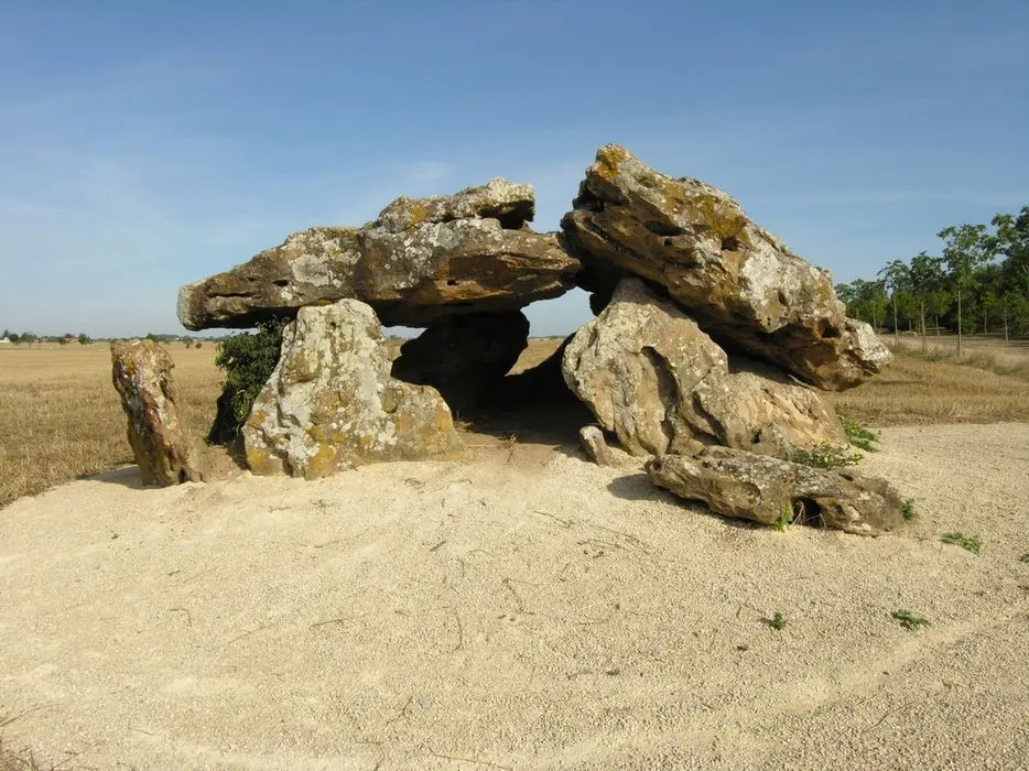Foto di Dolmen dice il levy di pietra - POP Plateforme Ouverte du Patrimoine / Base Mérimée - © Ministère de la Culture (France), Direction Régionale des Affaires Culturelles de Nouvelle-Aquitaine – Tous droits réservés 
