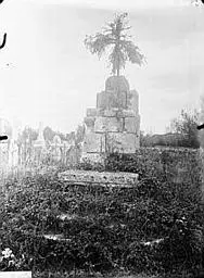 Picture of Cemetery cross and vaults - POP Plateforme Ouverte du Patrimoine / Base Mérimée - © Ministère de la Culture (France), Médiathèque du patrimoine et de la photographie, diffusion RMN-GP