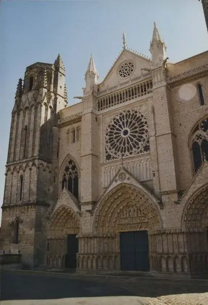 Foto di Cattedrale di Saint-Pierre - POP Plateforme Ouverte du Patrimoine / Base Mérimée - © Ministère de la Culture (France), Médiathèque du patrimoine et de la photographie, diffusion RMN-GP