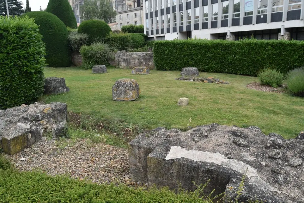 Foto de Capilla Sainte-Croix (Vestigios de los viejos) - POP Plateforme Ouverte du Patrimoine / Base Mérimée - © Ministère de la Culture (France), Médiathèque du patrimoine et de la photographie, diffusion RMN-GP