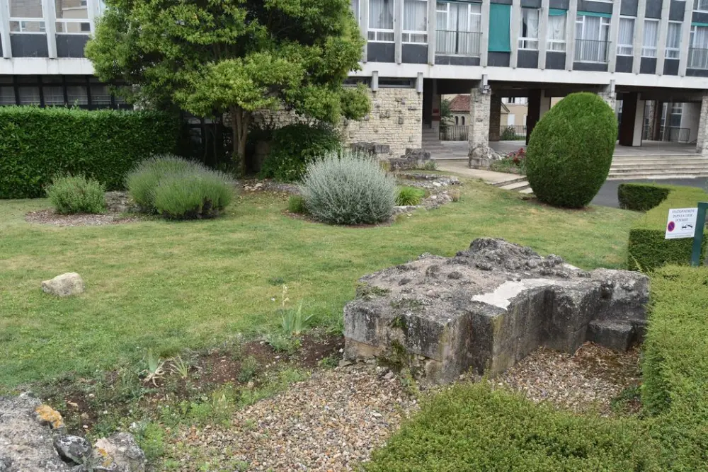 Foto de Capilla Sainte-Croix (Vestigios de los viejos) - POP Plateforme Ouverte du Patrimoine / Base Mérimée - © Ministère de la Culture (France), Médiathèque du patrimoine et de la photographie, diffusion RMN-GP