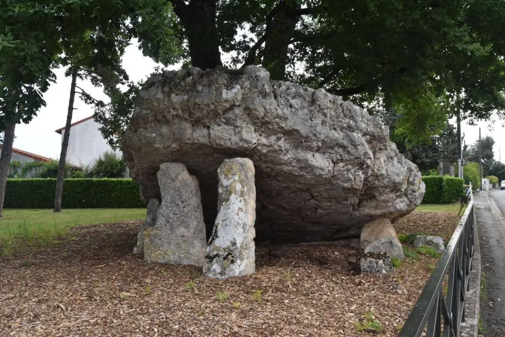 Foto de Dolmen dice el nevy de piedra - POP Plateforme Ouverte du Patrimoine / Base Mérimée - © Ministère de la Culture (France), Médiathèque du patrimoine et de la photographie, diffusion RMN-GP
