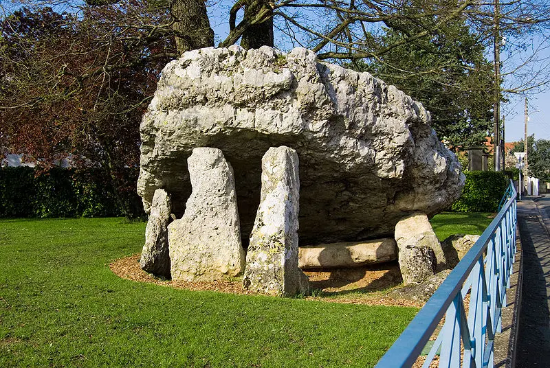 Foto de Dolmen dice el nevy de piedra - Arseni Mourzenko - © Creative Commons (https://creativecommons.org/licenses/by-sa/4.0/deed.fr)