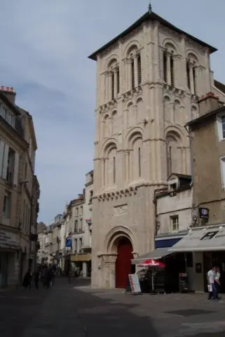 Foto di Chiesa di Saint-Porchaire - MarieBlugeon - © Creative Commons (https://creativecommons.org/licenses/by-sa/4.0/deed.fr)