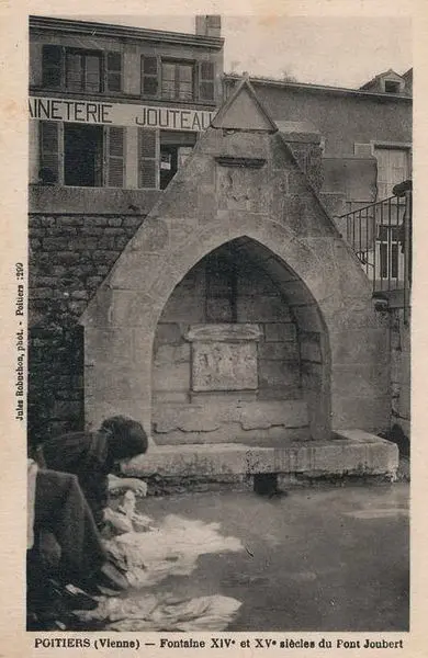 Foto von Steinbrunnen am Ufer der Clain in der Nähe der Joubert -Brücke - Jules Robuchon - © Creative Commons (https://creativecommons.org/licenses/by-sa/4.0/deed.fr)