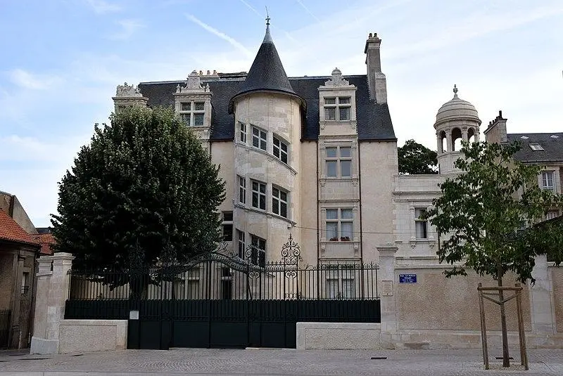 Foto von Jean-Baucé Hotel - Jules78120 - © Creative Commons (https://creativecommons.org/licenses/by-sa/4.0/deed.fr)