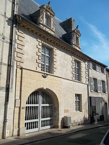 Picture of Former hotel of Jean du Moulin de Rochefort, currently headquarters of the DRAC (Regional Directorate of Cultural Affairs) in Poitou-Charentes - Georg.04 - © Creative Commons (https://creativecommons.org/licenses/by-sa/4.0/deed.fr)