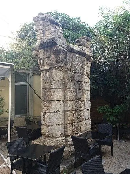 Picture of Trois-Piliers Hotel - Æacus - © Creative Commons (https://creativecommons.org/licenses/by-sa/4.0/deed.fr)