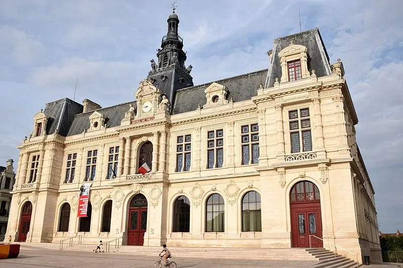 Picture of Town hall - Jules78120 - © Creative Commons (https://creativecommons.org/licenses/by-sa/4.0/deed.fr)