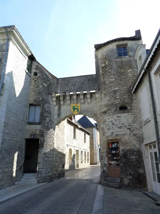 Picture of Town door - POP Plateforme Ouverte du Patrimoine / Base Mérimée - © Ministère de la Culture (France), Direction Régionale des Affaires Culturelles de Nouvelle-Aquitaine – Tous droits réservés 