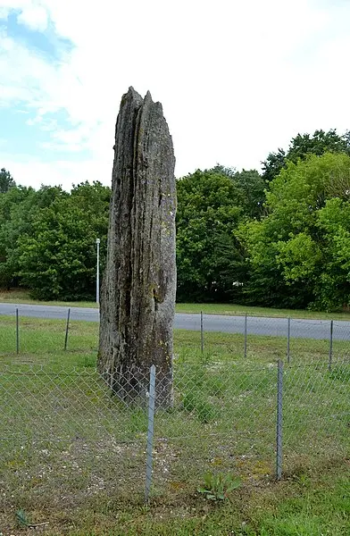 Picture of Menhir says Pierre-Fitte - Liberliger - © Creative Commons (https://creativecommons.org/licenses/by-sa/4.0/deed.fr)