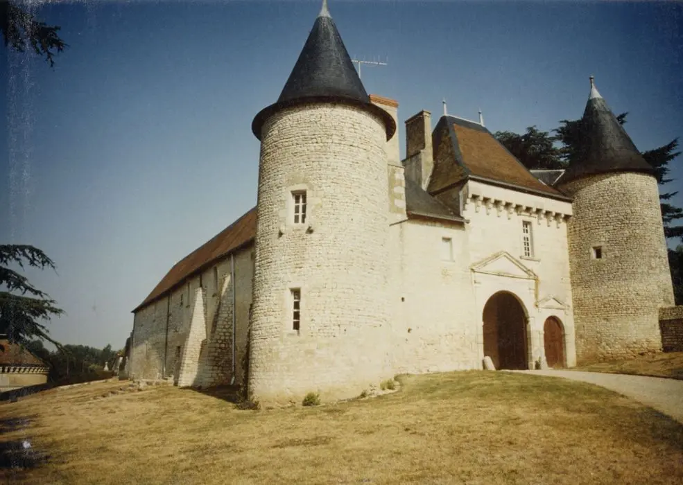 Foto di Castello di Vayres - POP Plateforme Ouverte du Patrimoine / Base Mérimée - © Ministère de la Culture (France), Médiathèque du patrimoine et de la photographie, tous droits réservés
