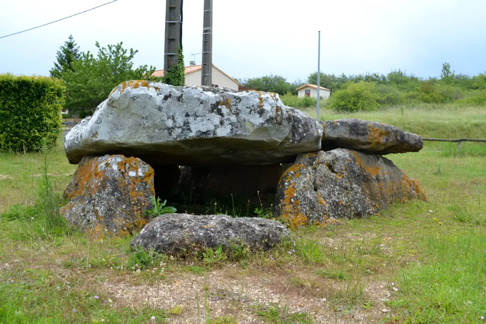Foto di Dolmen - Sous licence Creative Commons (https://creativecommons.org/licenses/by-sa/4.0/deed.fr) - Par Liberliger - © Creative Commons (https://creativecommons.org/licenses/by-sa/4.0/deed.fr)