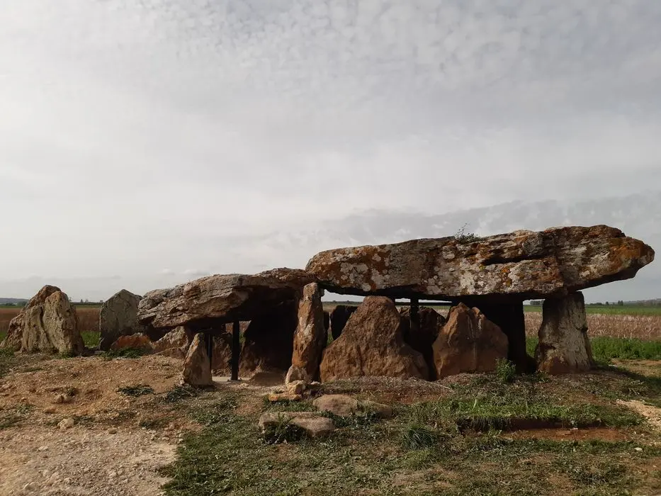 Picture of Dolmen of Chantebrault says the large raised stone - POP Plateforme Ouverte du Patrimoine / Base Mérimée - © Ministère de la Culture (France), Direction Régionale des Affaires Culturelles de Nouvelle-Aquitaine – Tous droits réservés 