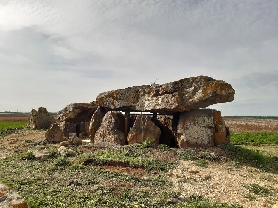 Picture of Dolmen of Chantebrault says the large raised stone - POP Plateforme Ouverte du Patrimoine / Base Mérimée - © Ministère de la Culture (France), Direction Régionale des Affaires Culturelles de Nouvelle-Aquitaine – Tous droits réservés 