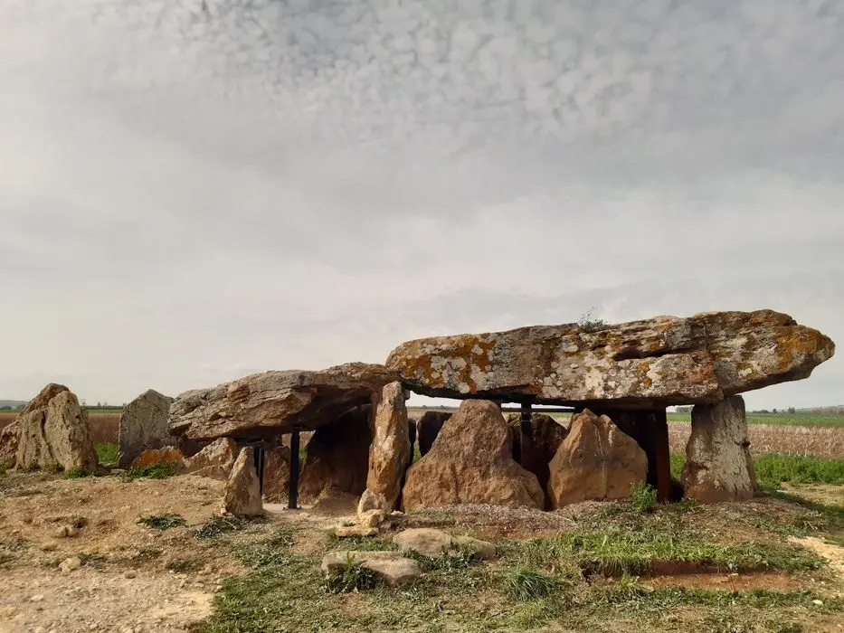Picture of Dolmen of Chantebrault says the large raised stone - POP Plateforme Ouverte du Patrimoine / Base Mérimée - © Ministère de la Culture (France), Direction Régionale des Affaires Culturelles de Nouvelle-Aquitaine – Tous droits réservés 