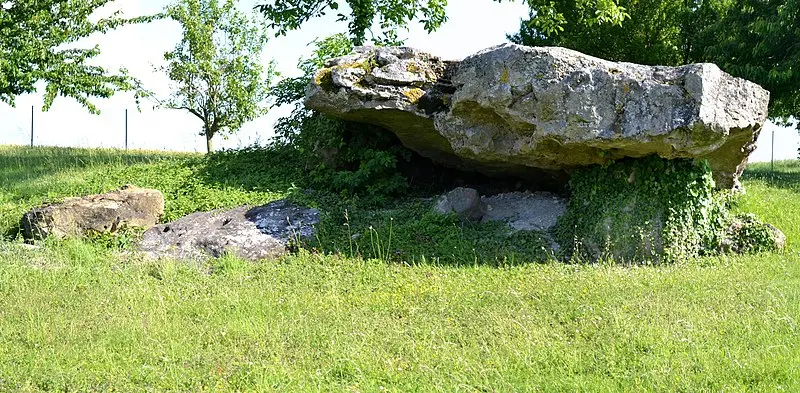 Picture of Dolmen - Liberliger - © Creative Commons (https://creativecommons.org/licenses/by-sa/4.0/deed.fr)