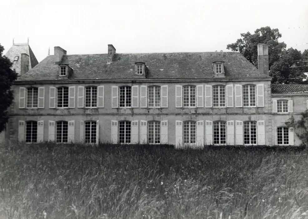Foto von Château des Chézeaux am Rande von Cr 7 - POP Plateforme Ouverte du Patrimoine / Base Mérimée - © Ministère de la Culture (France), Médiathèque du patrimoine et de la photographie, tous droits réservés