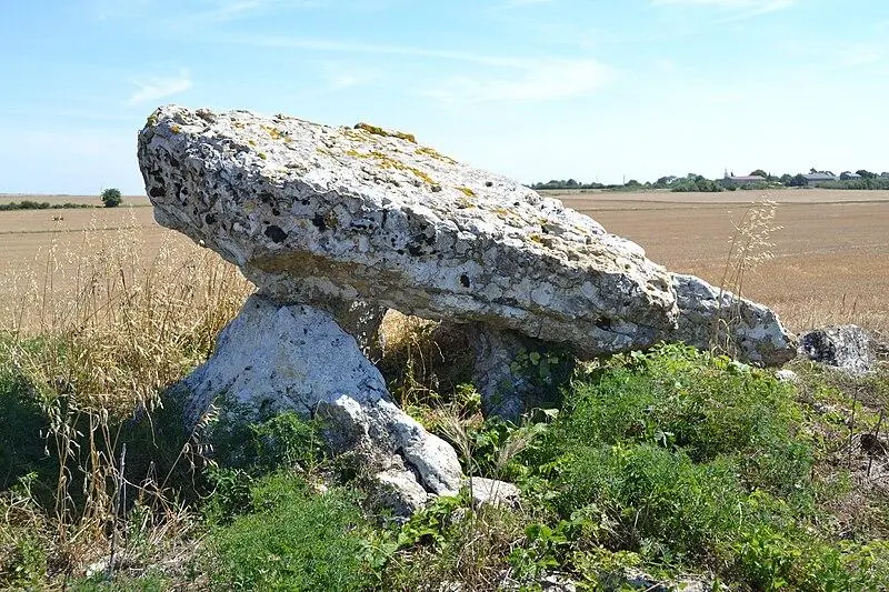 Foto de Dolmen dice Pierre Levée de Massigny - Liberliger - © Creative Commons (https://creativecommons.org/licenses/by-sa/4.0/deed.fr)