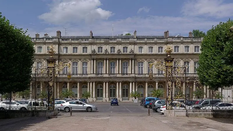 Foto von Immobiliensatz des Regierungspalastes - Berthold Werner - © Creative Commons (https://creativecommons.org/licenses/by-sa/4.0/deed.fr)