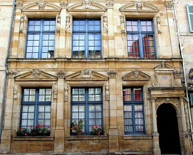 Foto von Gebäude namens Maison des Deux Barbeaux - MOSSOT - © Creative Commons (https://creativecommons.org/licenses/by-sa/4.0/deed.fr)