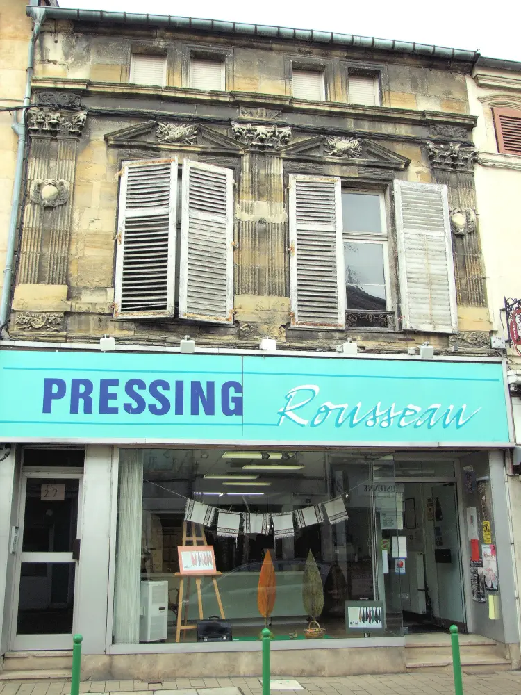 Foto von Gebäude - Sous licence Creative Commons (https://creativecommons.org/licenses/by-sa/4.0/deed.fr) - Par MOSSOT - © Creative Commons (https://creativecommons.org/licenses/by-sa/4.0/deed.fr)