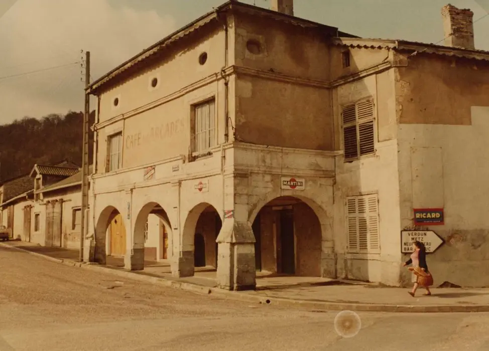 Foto de Edificio llamado Café des Arcades - POP Plateforme Ouverte du Patrimoine / Base Mérimée - © Ministère de la Culture (France), Médiathèque du patrimoine et de la photographie, tous droits réservés