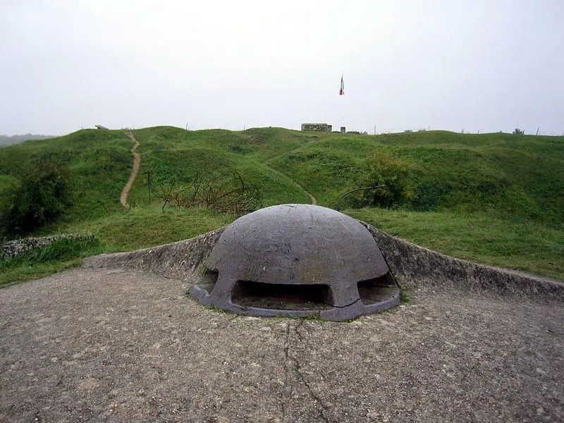 Foto von Fort de Vaux (auch in der Gemeinde Damloup) - historicair 01:45, 15 October 2006 (UTC) - © Creative Commons (https://creativecommons.org/licenses/by-sa/4.0/deed.fr)